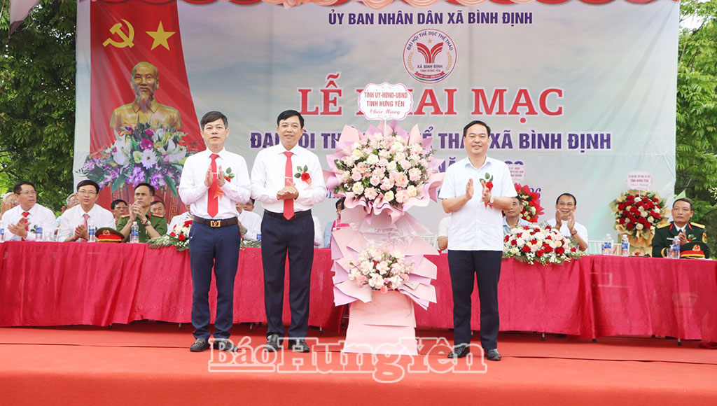 Đồng chí Vũ Ngọc Trì, Phó Chủ tịch HĐND tỉnh tặng hoa chúc mừng Đại hội.