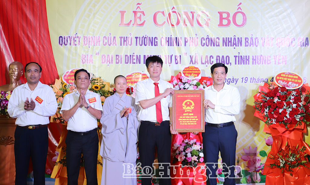 Lãnh đạo Sở Văn hóa, Thể thao và Du lịch trao Quyết định của Thủ tướng Chính phủ công nhận bảo vật quốc gia bia “Đại Bi Diên Minh tự bi” cho xã Lạc Đạo. 