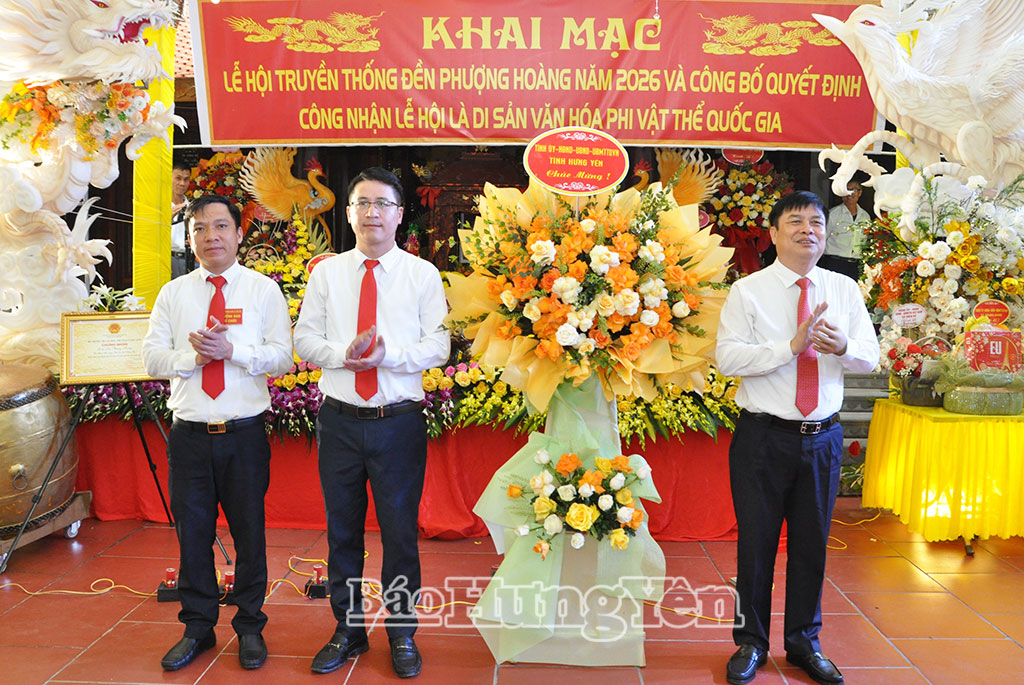 Đồng chí Phó Chủ tịch UBND tỉnh Phạm Văn Nghiêm tặng hoa chúc mừng lễ hội đền Phượng Hoàng (xã Tiên Tiến).