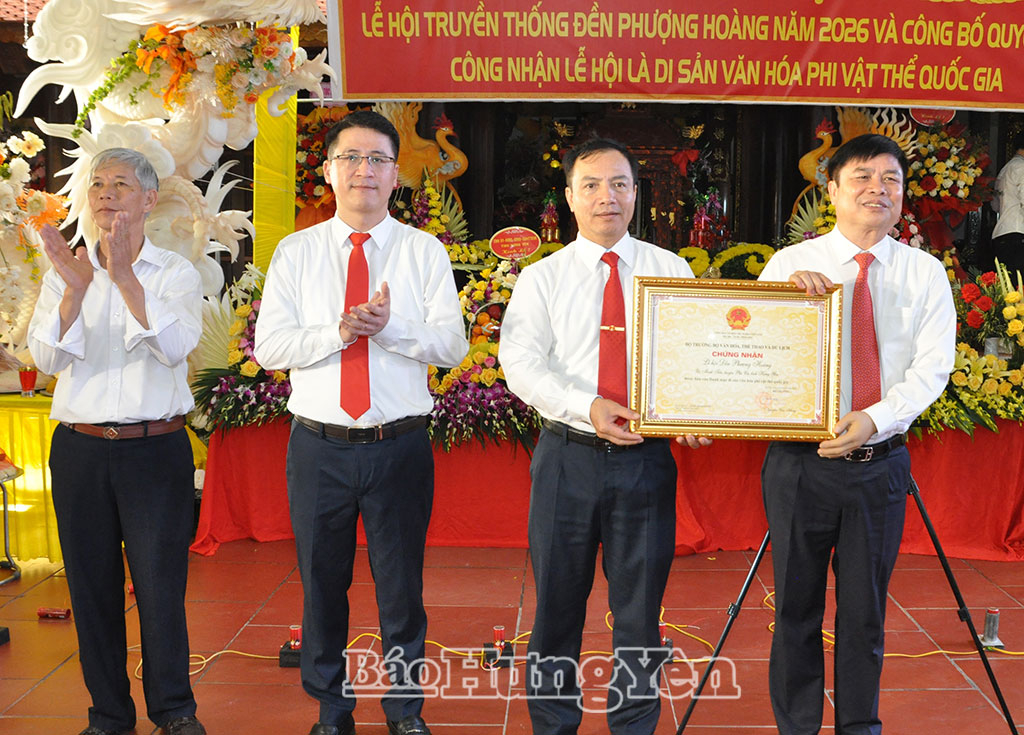 Đồng chí Phó Chủ tịch UBND tỉnh Phạm Văn Nghiêm trao chứng nhận của Bộ trưởng Bộ Văn hóa, Thể thao và Du lịch lễ hội đền Phượng Hoàng được đưa vào Danh mục di sản văn hóa phi vật thể quốc gia.