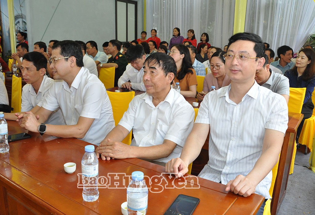 Đông đảo cán bộ, Nhân dân đến dự khai mạc lễ hội đền Phượng Hoàng (xã Tiên Tiến).