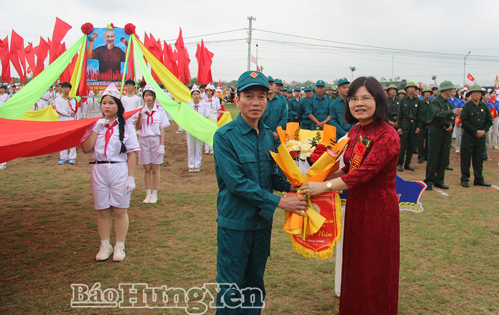 Lãnh đạo xã Thụy Anh tặng hoa đoàn vận động viên tham gia Đại hội.
