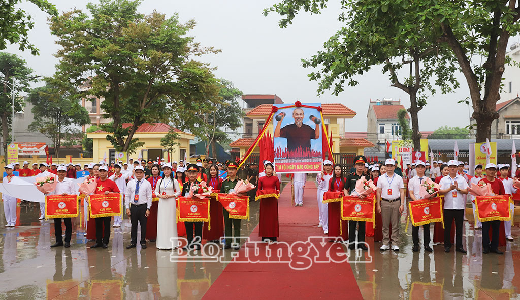 Lãnh đạo xã Châu Ninh tặng hoa các đội thi đấu.