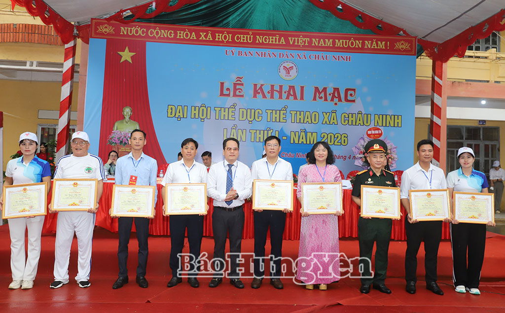 Trao Giấy khen của UBND xã Châu Ninh tặng các cá nhân có nhiều thành tích tiêu biểu trong công tác tổ chức Đại hội.