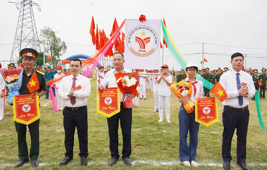 Các đồng chí lãnh đạo xã tặng hoa, trao cờ lưu niệm cho đại diện các đội tham gia Đại hội.