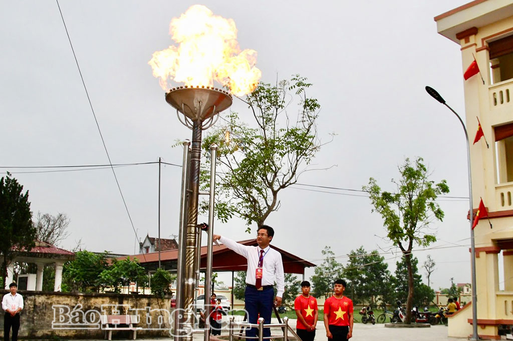 Lãnh đạo xã Đoàn Đào thực hiện nghi thức thắp lửa truyền thống.