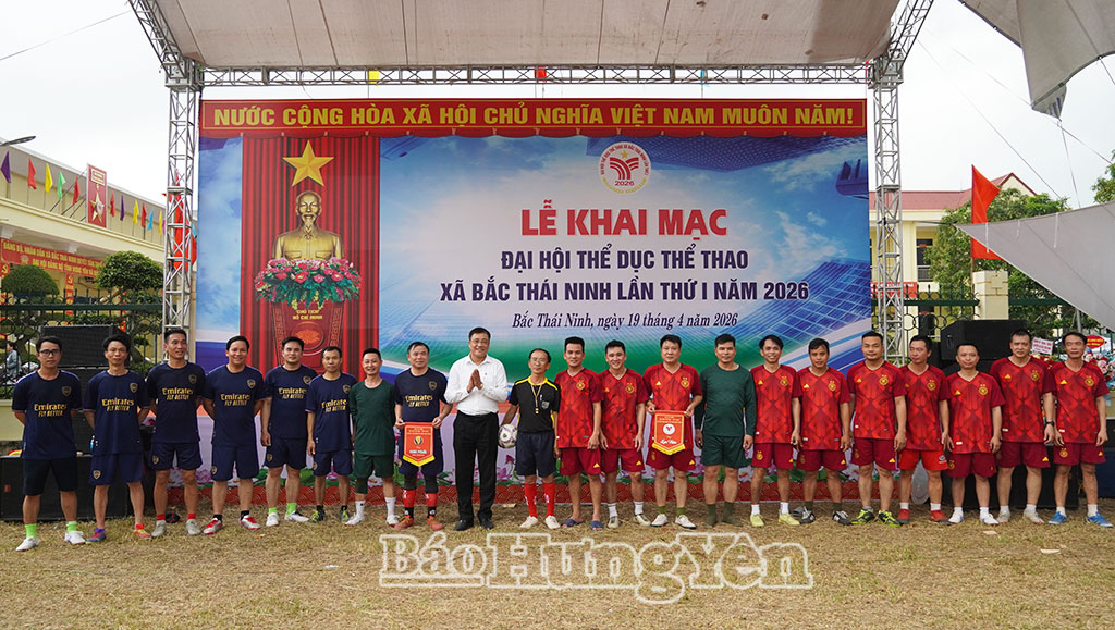 Lãnh đạo xã Bắc Thái Ninh trao giải cho các đội đoạt giải môn bóng đá.