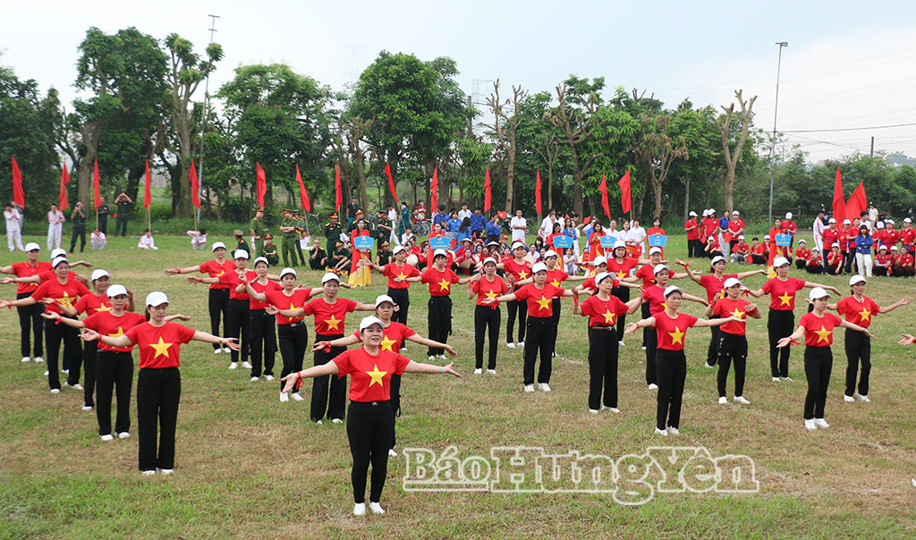 Tiết mục đồng diễn dân vũ tại lễ khai mạc Đại hội.
