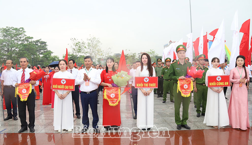 Lãnh đạo xã Ân Thi tặng hoa, trao cờ lưu niệm cho đại diện các đội tham gia Đại hội.