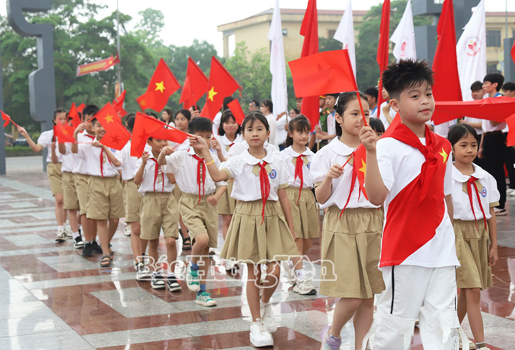 Khối học sinh tham gia diễu hành tại lễ khai mạc Đại hội.