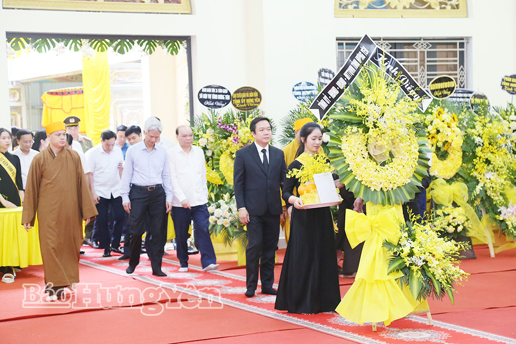 Đoàn đại biểu Tỉnh ủy, HĐND, UBND tỉnh, Ủy ban MTTQ Việt Nam tỉnh do đồng chí Phạm Quang Ngọc, Ủy viên Ban Chấp hành Trung ương Đảng, Bí thư Tỉnh ủy làm trưởng đoàn dâng hương, kính viếng Trưởng lão Hòa thượng Thích Thanh Dục.