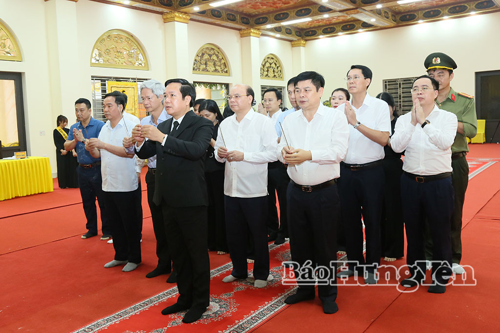 Đoàn đại biểu Tỉnh ủy, HĐND, UBND tỉnh, Ủy ban MTTQ Việt Nam tỉnh do đồng chí Phạm Quang Ngọc, Ủy viên Ban Chấp hành Trung ương Đảng, Bí thư Tỉnh ủy làm trưởng đoàn dâng hương, kính viếng Trưởng lão Hòa thượng Thích Thanh Dục.