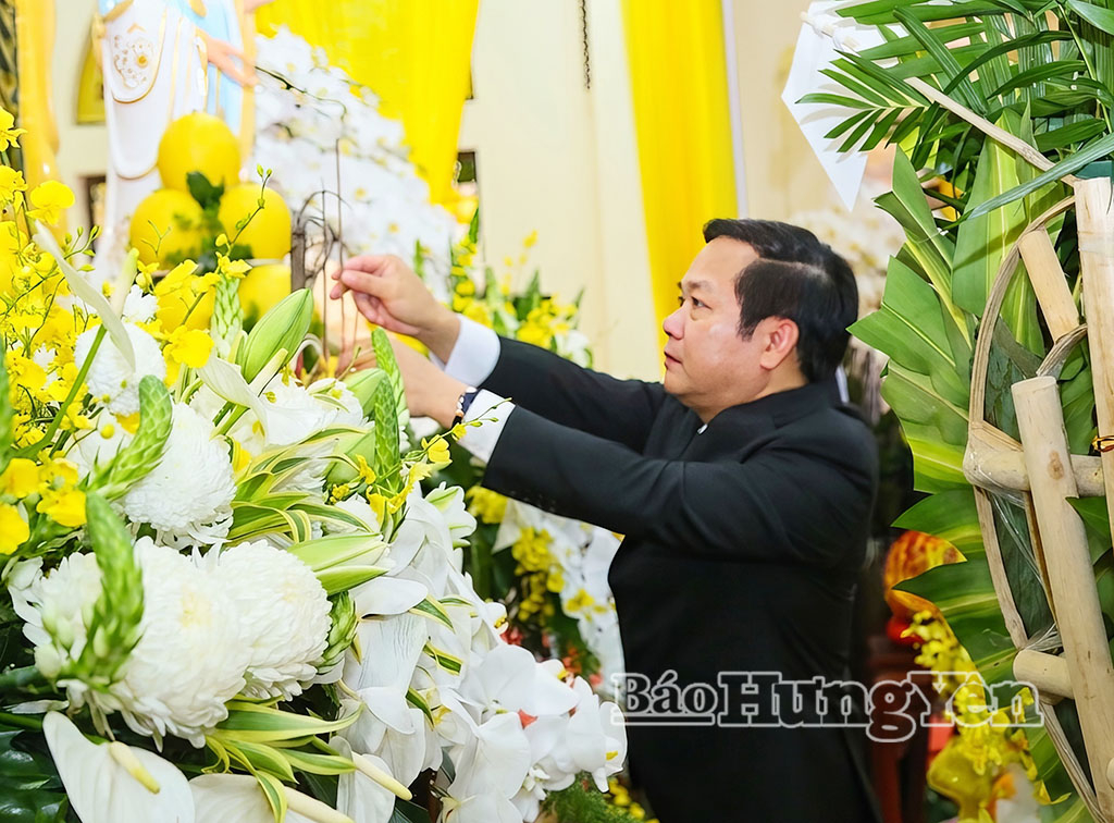 Đồng chí  Phạm Quang Ngọc, Ủy viên Ban Chấp hành Trung ương Đảng, Bí thư Tỉnh ủy dâng hương, kính viếng, bày tỏ niềm tiếc thương sâu sắc, thành kính tri ân công hạnh và những đóng góp to lớn của Trưởng lão Hòa thượng Thích Thanh Dục đối với đạo pháp và dân tộc.