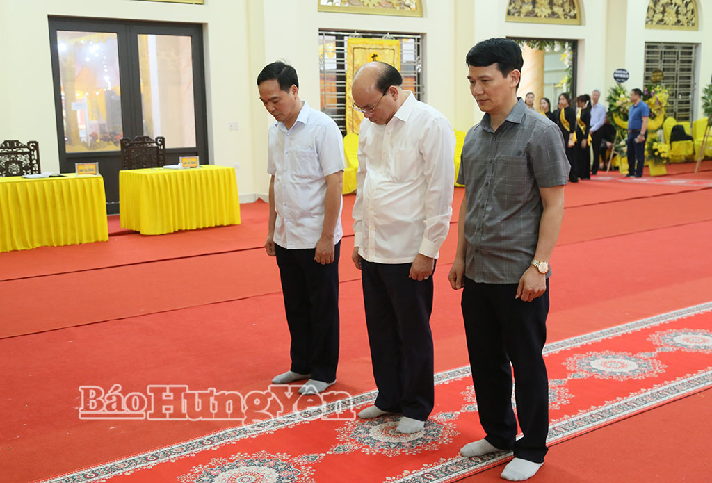 Đoàn đại biểu HĐND tỉnh do đồng chí Đặng Thanh Giang, Ủy viên Ban Thường vụ Tỉnh ủy, Phó Chủ tịch HĐND tỉnh làm trưởng đoàn dâng hương, kính viếng Trưởng lão Hòa thượng Thích Thanh Dục.
