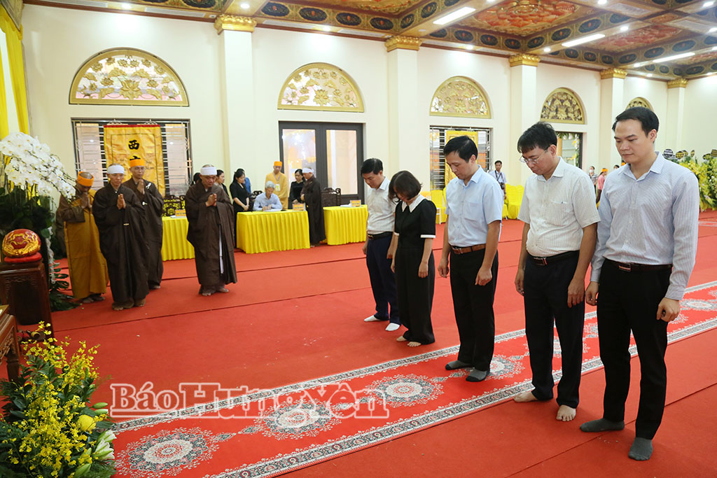 Đoàn đại biểu Ban Tuyên giáo và Dân vận Tỉnh ủy dâng hương, kính viếng Trưởng lão Hòa thượng Thích Thanh Dục.
