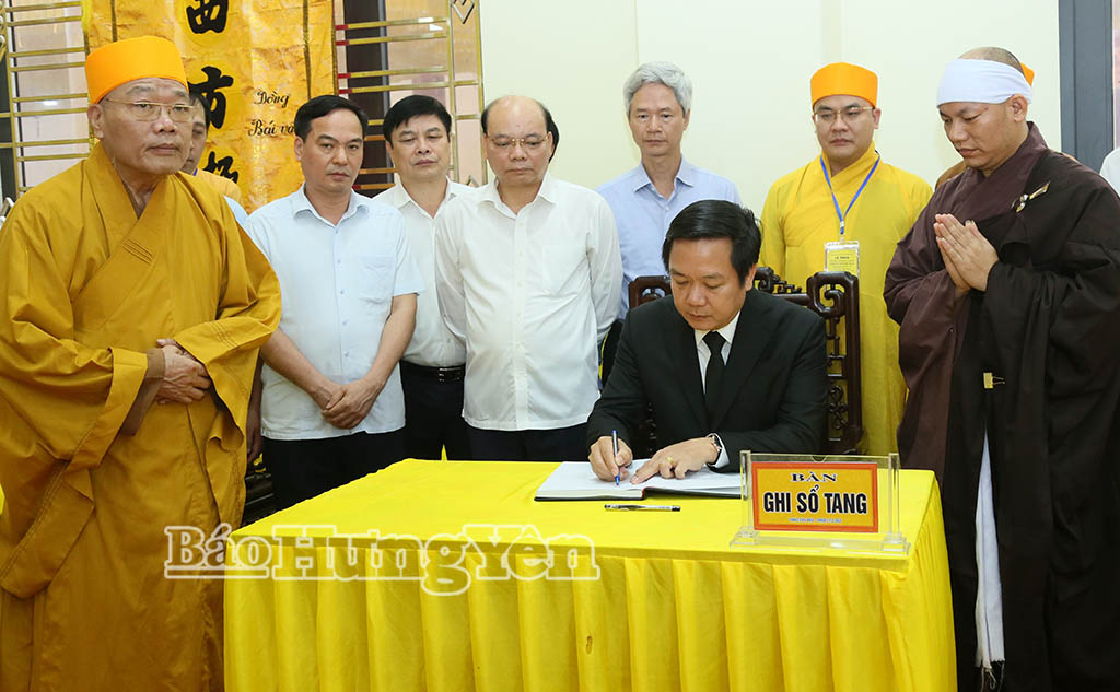 Đồng chí Phạm Quang Ngọc, Ủy viên Ban Chấp hành Trung ương Đảng, Bí thư Tỉnh ủy ghi sổ tang, bày tỏ tiếc thương sâu sắc Trưởng lão Hòa thượng Thích Thanh Dục.