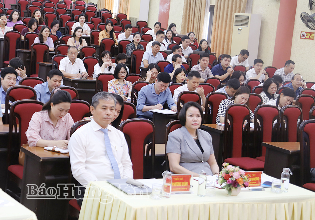 Các đại biểu dự lễ khai giảng lớp bồi dưỡng.