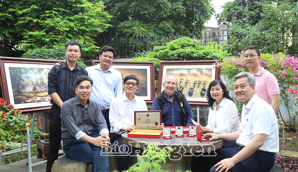 Chủ tịch FIAP cùng các nghệ sĩ nhiếp ảnh chúc mừng Nghệ sĩ nhiếp ảnh Nguyễn Khắc Hào đạt tước hiệu E-FIAP.TặngNguyên Phó Bí thư Thường trực Tỉnh ủy Hưng Yên trao bộ tượng gốm sứ các dân tộc Việt Nam tặng Chủ tịch FIAP. 