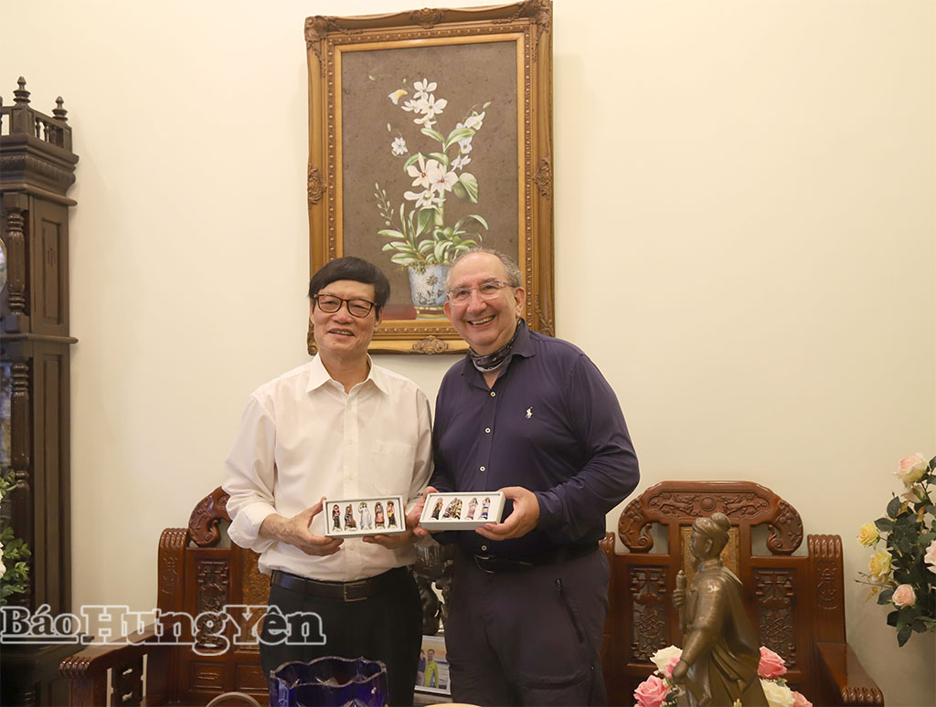 Nguyên Phó Bí thư Thường trực Tỉnh ủy Hưng Yên trao bộ tượng gốm sứ các dân tộc Việt Nam tặng Chủ tịch FIAP. 