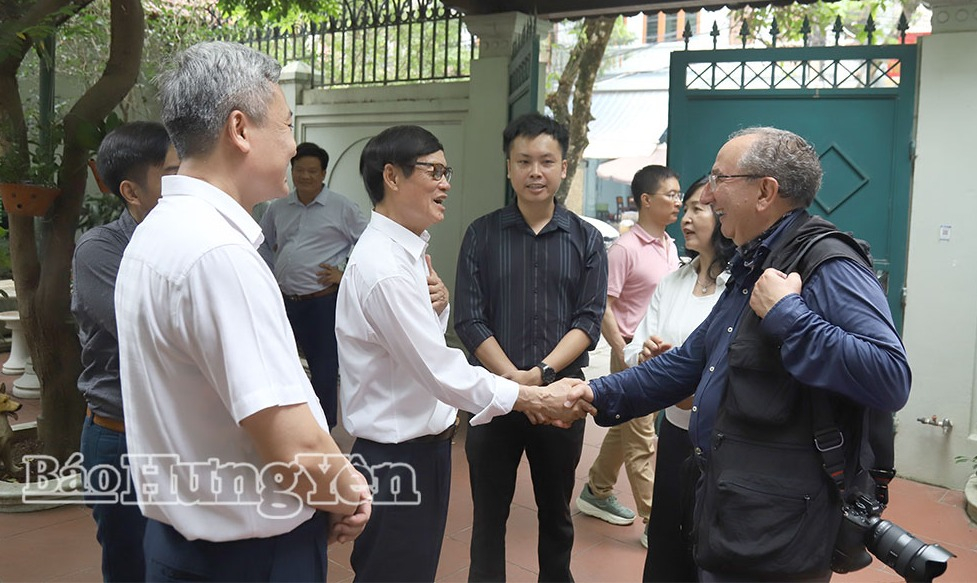 Nguyên Phó Bí thư Thường trực Tỉnh ủy Hưng Yên Nguyễn Khắc Hào đón tiếp Chủ tịch FIAP tại nhà riêng.