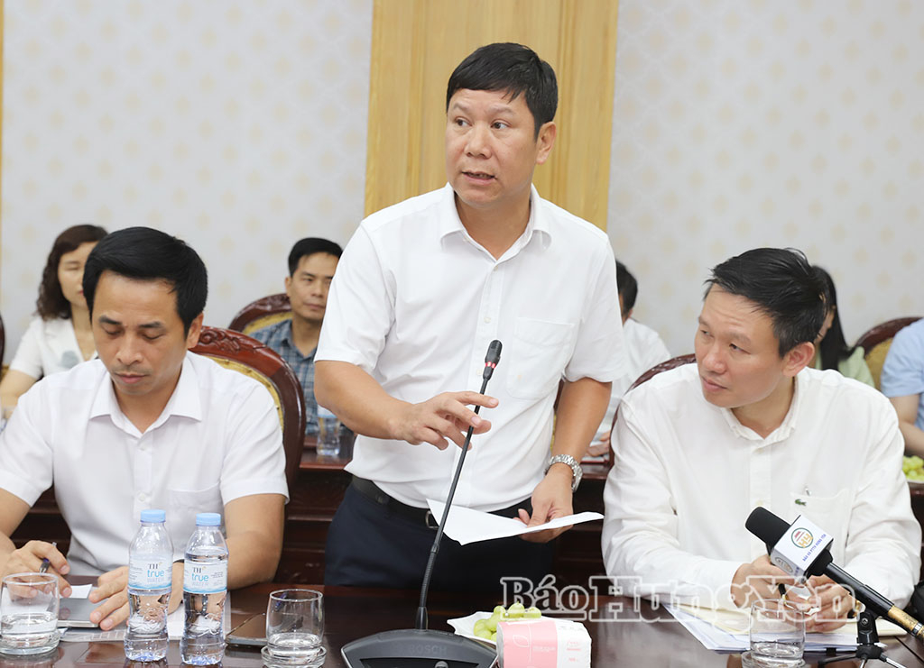 Lãnh đạo xã Bát Tràng phát biểu tại hội nghị.