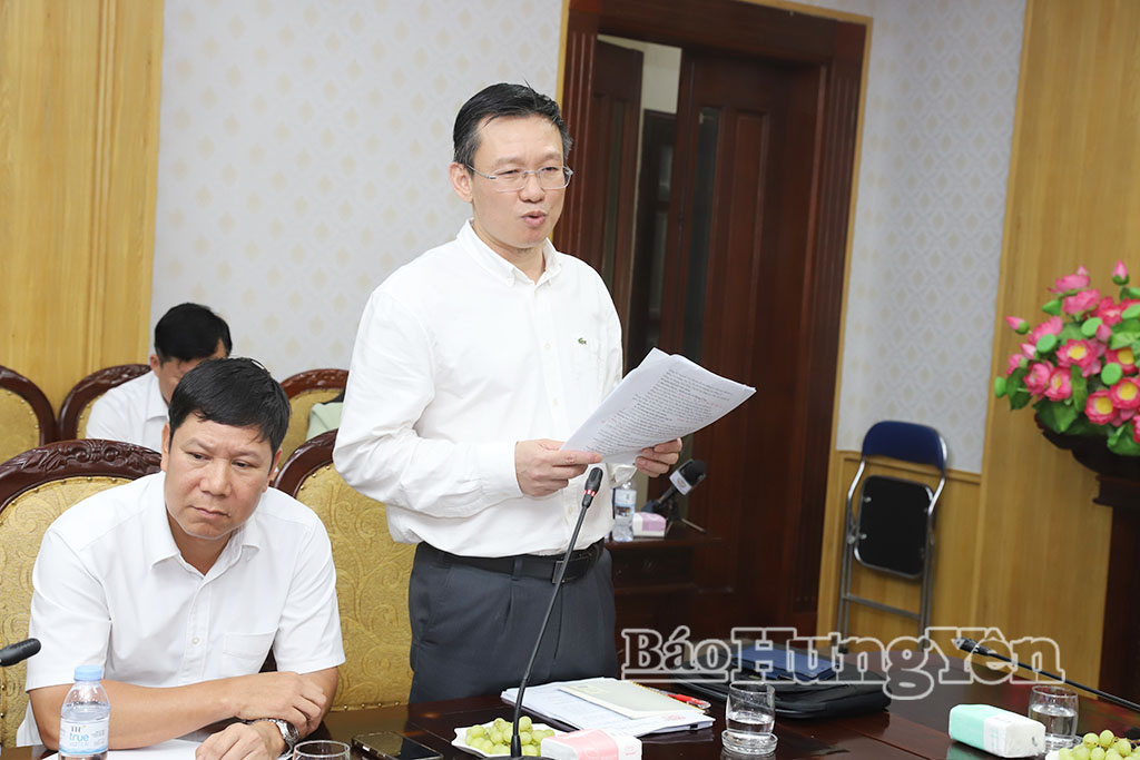 Lãnh đạo xã Phụng Công phát biểu tại hội nghị.