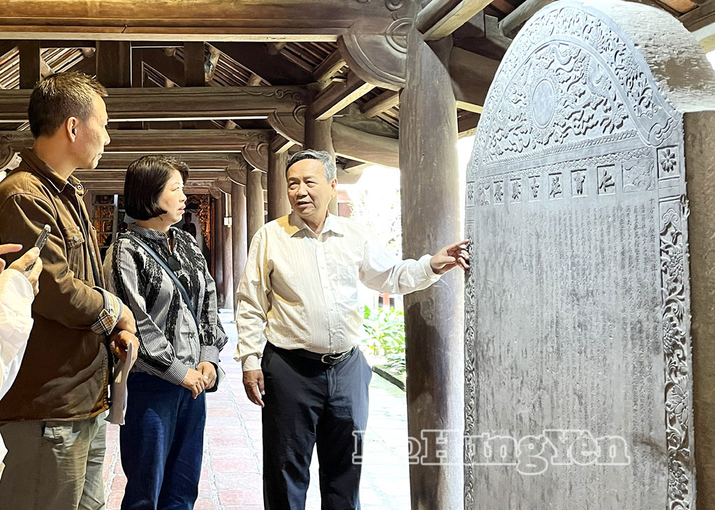 Cán bộ Ban Quản lý di tích tỉnh cùng chuyên gia nghiên cứu văn bia tại chùa Chuông.
