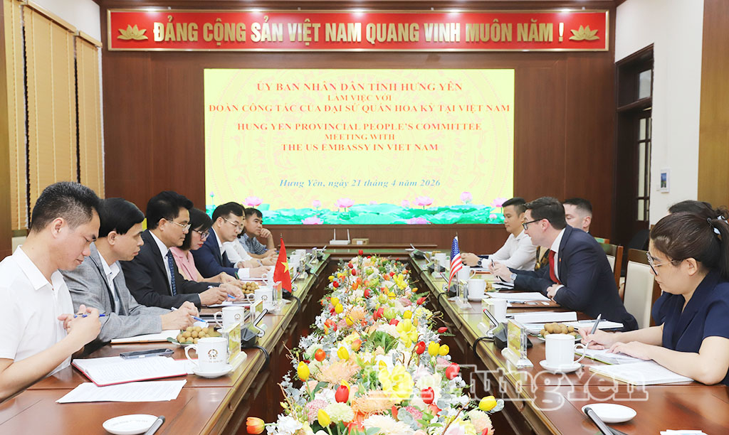 Các đại biểu dự buổi làm việc.