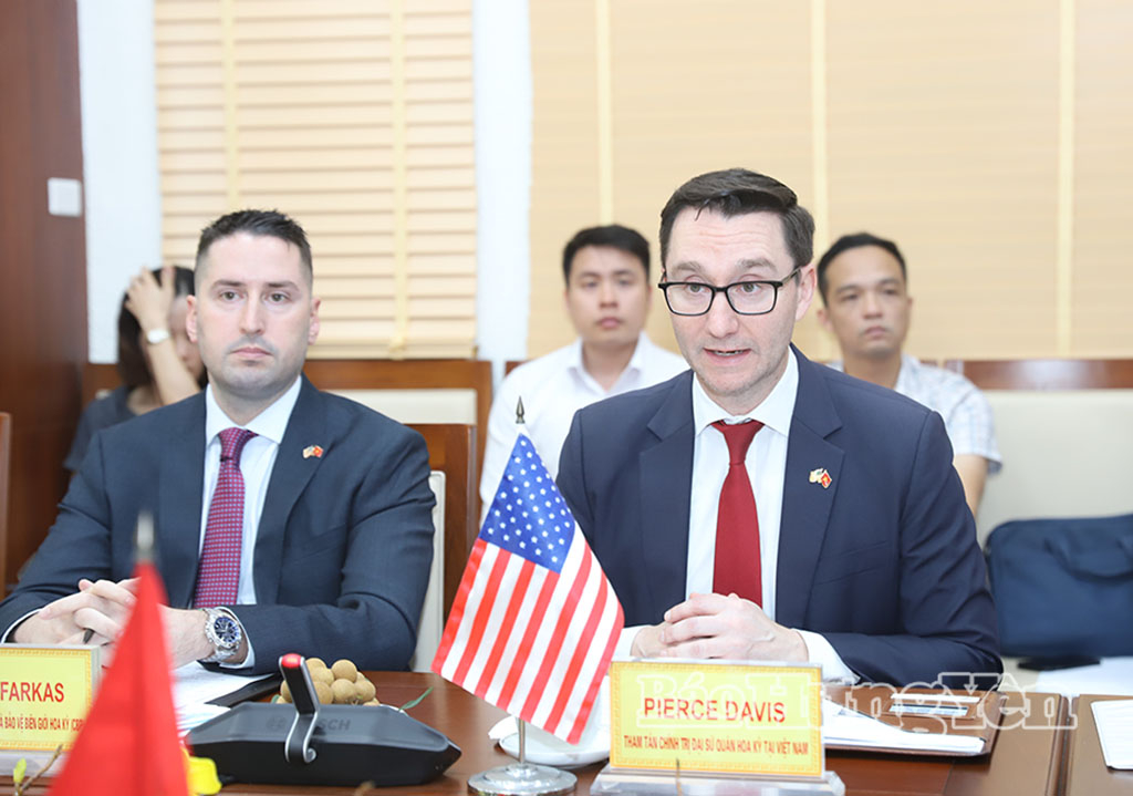 Ông Pierce Davis, Tham tán Chính trị Đại sứ quán Hoa Kỳ tại Việt Nam phát biểu tại buổi làm việc.