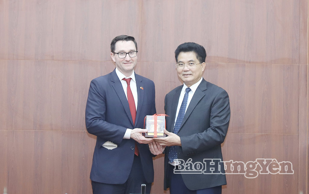 Đồng chí Phó Chủ tịch UBND tỉnh Lê Quang Hòa tặng quà lưu niệm đoàn công tác Đại sứ quán Hoa Kỳ tại Việt Nam.