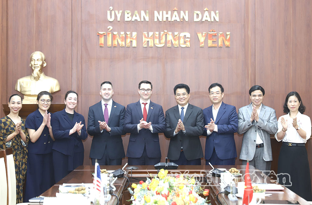 Các đại biểu chụp ảnh lưu niệm.