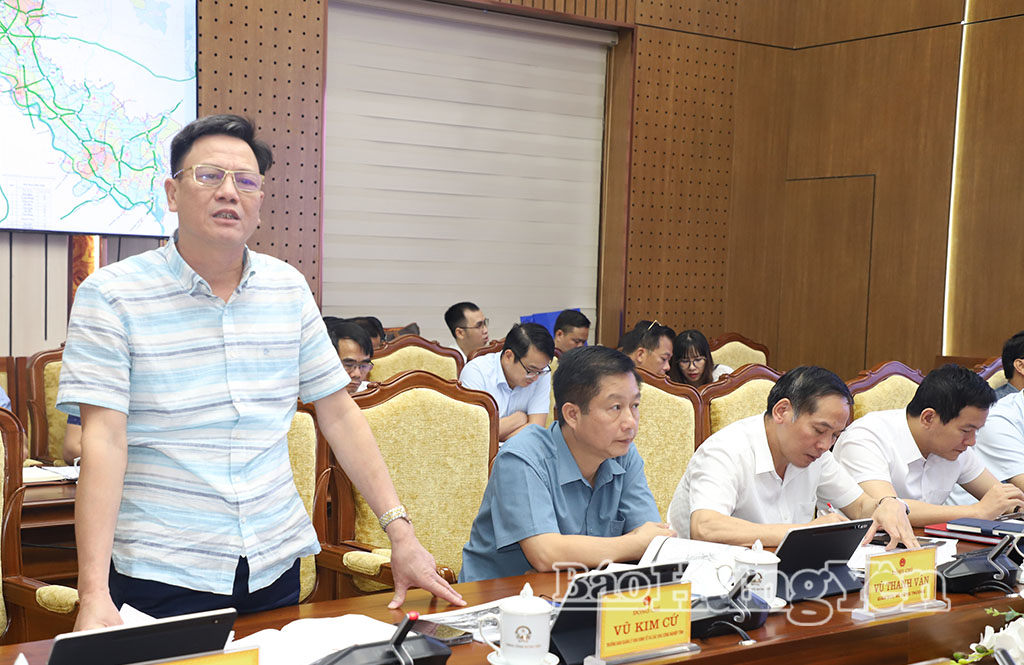 Đồng chí Vũ Kim Cứ, Ủy viên Ban Thường vụ Tỉnh ủy, Trưởng ban Quản lý Khu kinh tế tỉnh phát biểu tại cuộc họp.