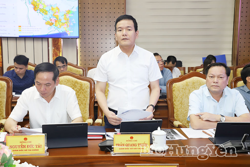 Lãnh đạo Sở Xây dựng phát biểu tại cuộc họp.