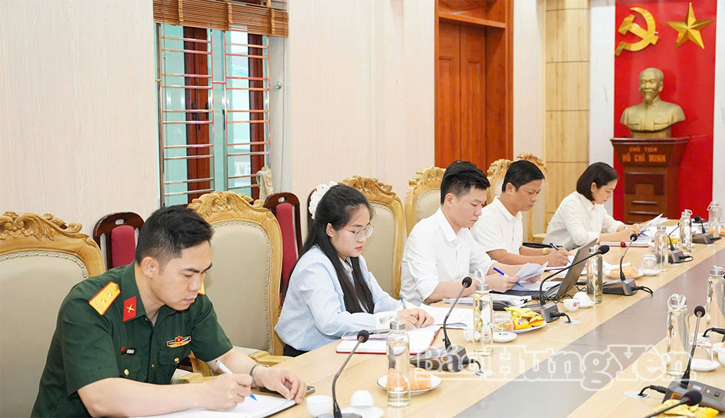 Các đại biểu dự buổi làm việc.