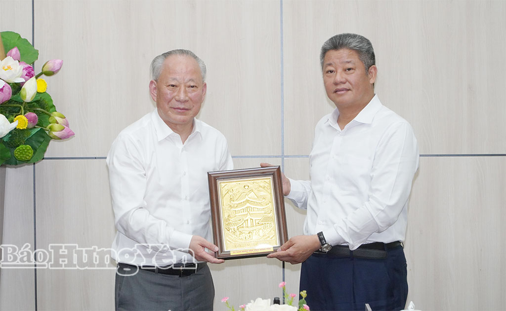 Đồng chí Nguyễn Mạnh Quyền, Phó Bí thư Tỉnh ủy, Chủ tịch UBND tỉnh tặng quà lưu niệm và giới thiệu nét văn hóa đặc sắc làng nghề truyền thống của Hưng Yên với đại diện Tập đoàn Xây dựng Thái Bình Dương (Trung Quốc).