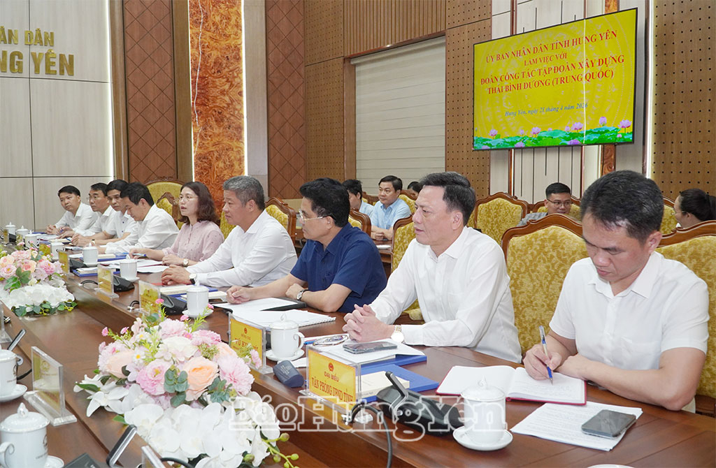 Các đồng chí lãnh đạo tỉnh và sở, ngành tham gia buổi làm việc.