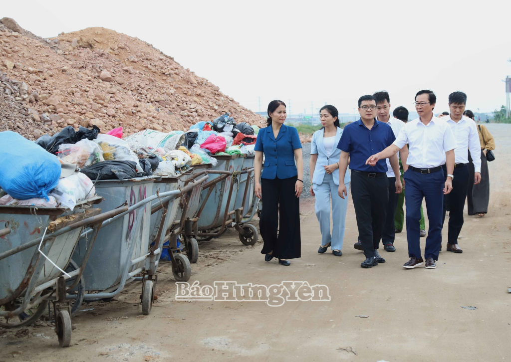Tổ giám sát số 1 giám sát thực tế tại một điểm tập kết rác thải sinh hoạt ở xã Như Quỳnh.