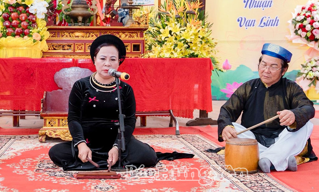 Trình diễn nghệ thuật ca trù tạo nên sự độc đáo trong Lễ hội Văn hóa dân gian Phố Hiến. Ảnh tư liệu