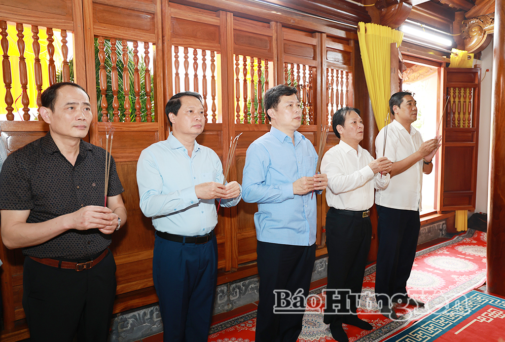 Các đại biểu dâng hương tại Đền Quốc Mẫu Âu Cơ.