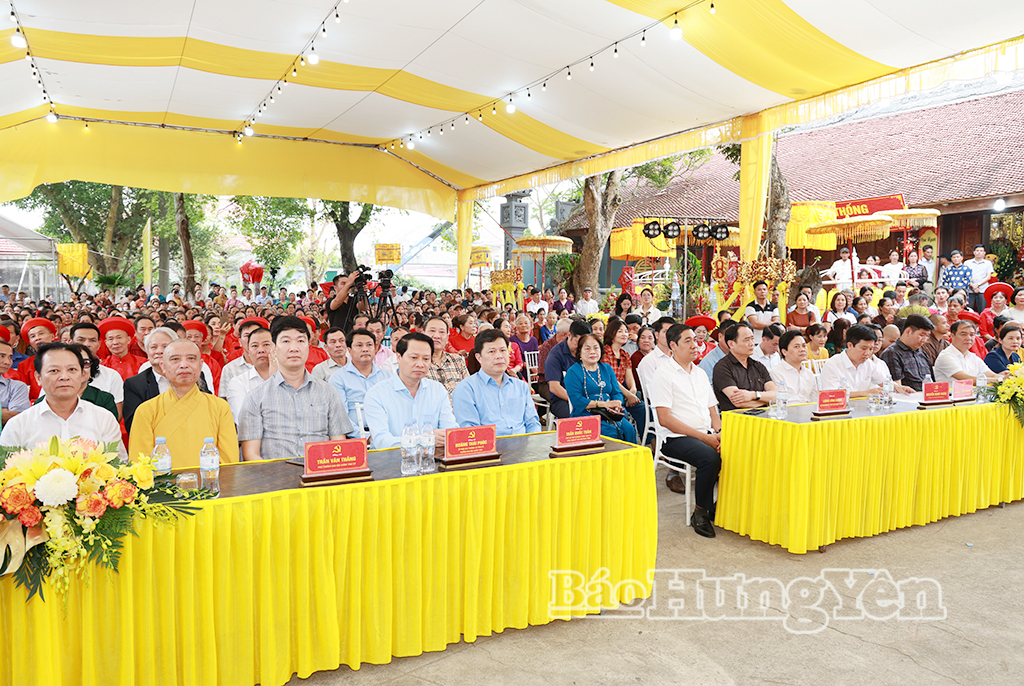 Các đại biểu dự khai mạc lễ hội.