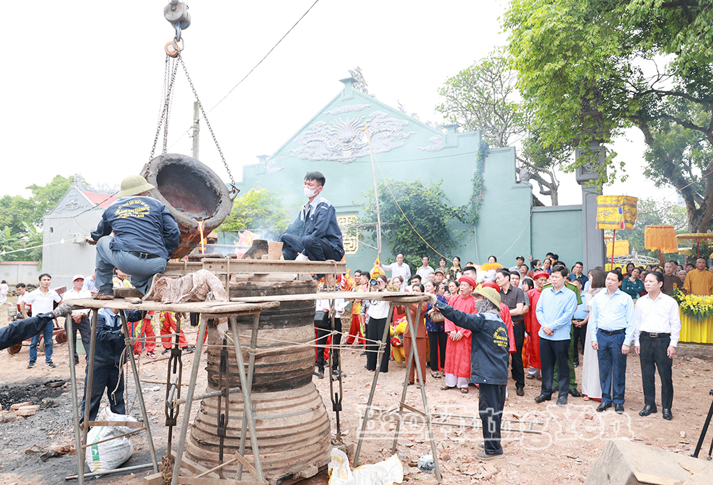 Các đại biểu và Nhân dân tham gia lễ rót đồng đúc đại hồng chung tại Đền Quốc Mẫu Âu Cơ.