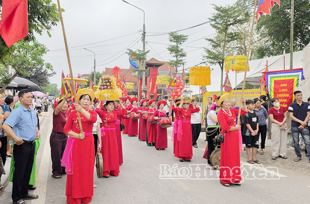 Nhân dân địa phương rước lễ về Đền Quốc Mẫu Âu Cơ.