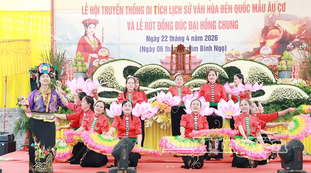Tiết mục nghệ thuật trong chương trình khai mạc lễ hội.Nhân dân địa phươngNhân dân địa phương rước lễ về Đền Quốc Mẫu Âu Cơ.