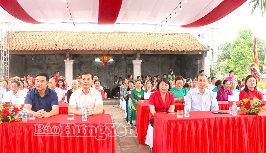 Các đại biểu, Nhân dân và du khách thập phương tham gia khai mạc lễ hội.