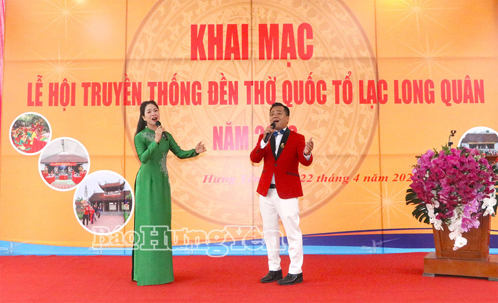 Văn nghệ chào mừng khai mạc lễ hội.