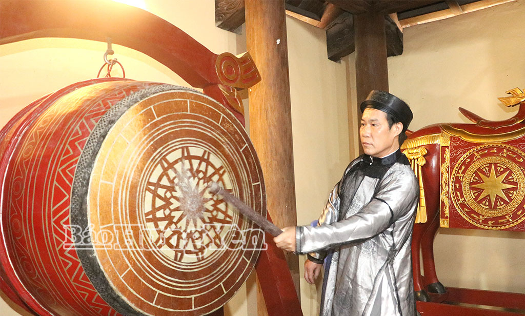 Nghi thức đánh trống khai hội.