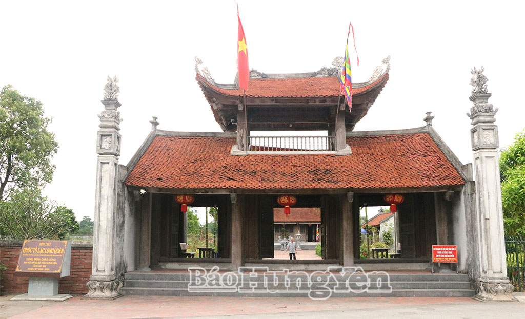 Đền thờ Quốc Tổ Lạc Long Quân (phường Sơn Nam) là một trong 16 di tích thuộc Khu di tích quốc gia đặc biệt Phố HiếnAVăn nghệ chào mừng khai mạc lễ hội.