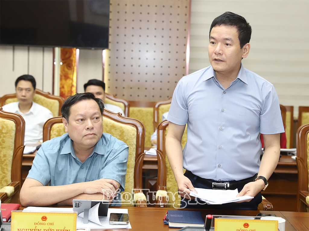 Lãnh đạo Sở Xây dựng phát biểu tại cuộc họp.