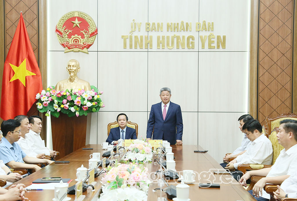 Đồng chí Nguyễn Mạnh Quyền, Phó Bí thư Tỉnh ủy, Bí thư Đảng ủy, Chủ tịch UBND tỉnh phát biểu tại hội nghị.