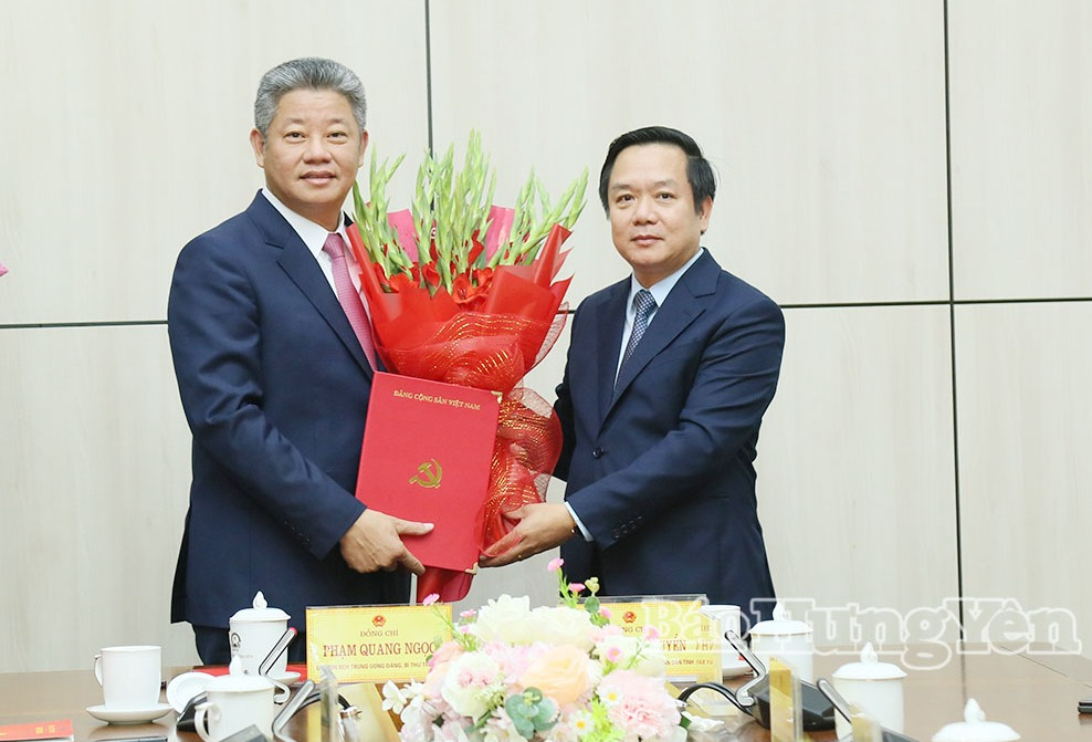 Đồng chí Phạm Quang Ngọc, Ủy viên Ban Chấp hành Trung ương Đảng, Bí thư Tỉnh ủy tặng hoa chúc mừng đồng chí Nguyễn Mạnh Quyền, Phó Bí thư Tỉnh ủy, Bí thư Đảng ủy, Chủ tịch UBND tỉnh. 